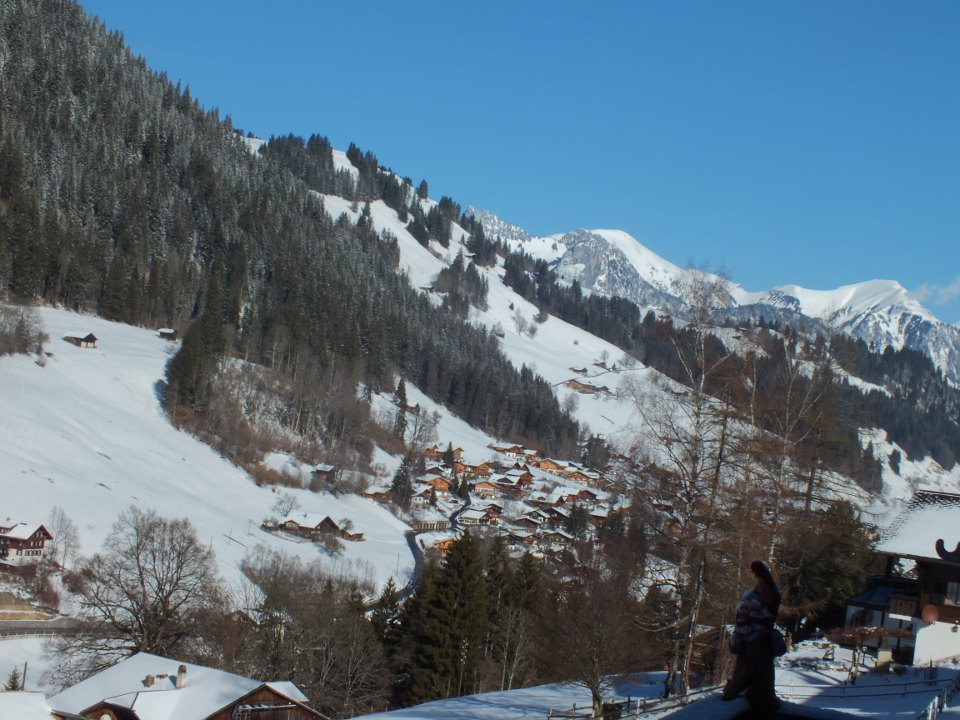 Winterzicht op Zweisimmen vanaf het balkon